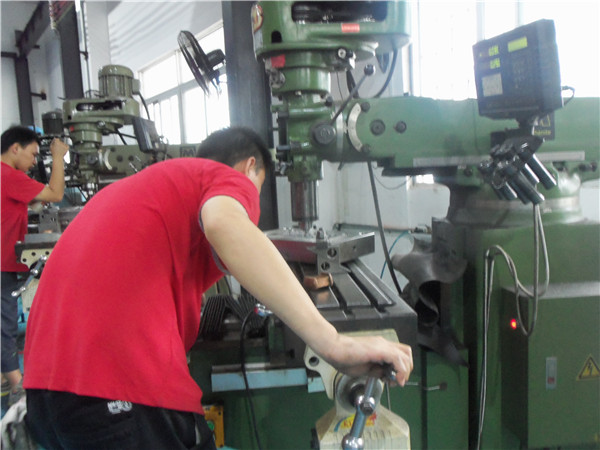 旭錦塑膠模具有限公司，模具車間人員工作操作